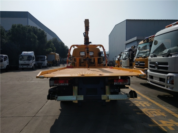东风多利卡带吊清障车13w