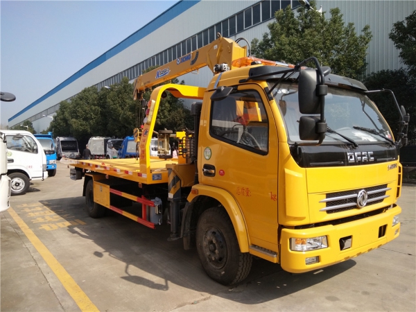 东风多利卡带吊清障车13w