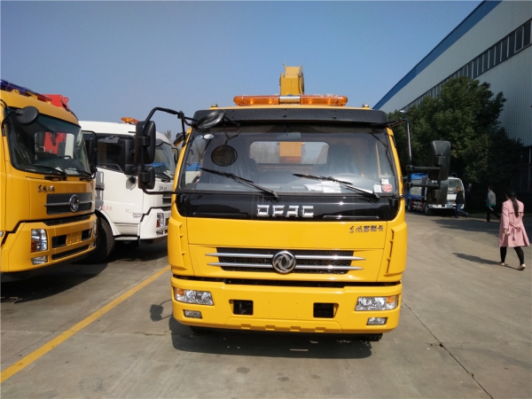 东风多利卡D8带吊一拖二清障车